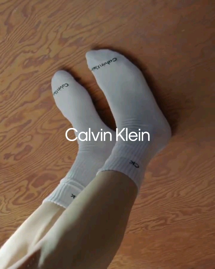 JUNGKOOK MILKY LEGS ON DISPLAY WTF??? #JungkookForCalvinKlein