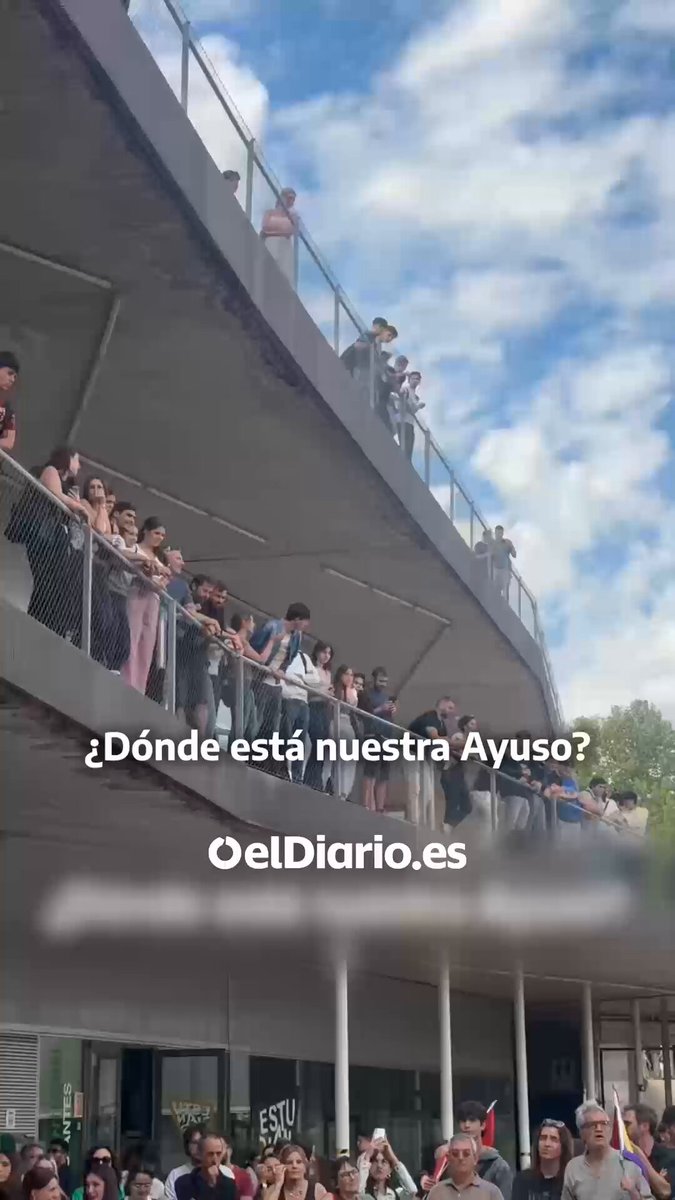 Centenares de universitarios protestan contra Ayuso en el acto del que se ha ausentado: “Cobarde, la uni está que arde”