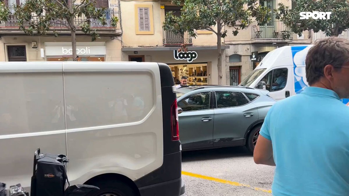 👀 Laporta llega al Botafumeiro... y hoy, silencio Después de tres intervenciones en cinco días pidiendo el Balón de Oro para Lamine, el presidente del Barça ha llegado al Botafumeiro sin hacer declaraciones 🍽️ En breve comerá con los dirigentes del Racing, que vuelve a Primera dos décadas después David Bernabeu Reverter