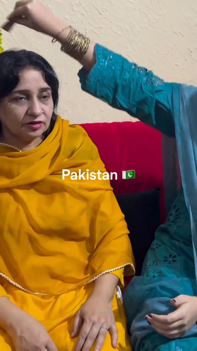 Meri mummy ki shaadi mein jalul jalul aana. She actually said that her mother is not happy right after marriage; she will be happy. 😃 prime example of Pakistan 🇵🇰 family values.