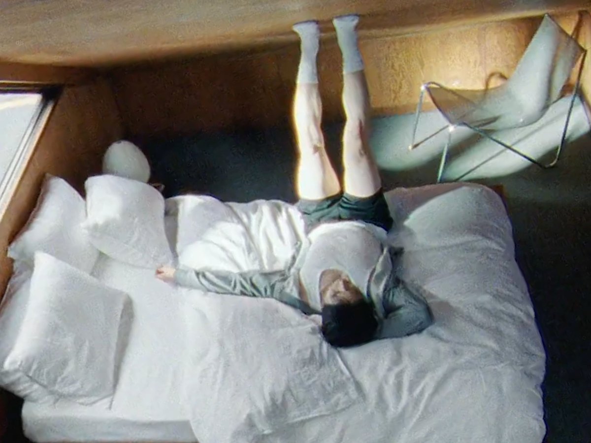 peak cinema (jungkook’s muscular legs)