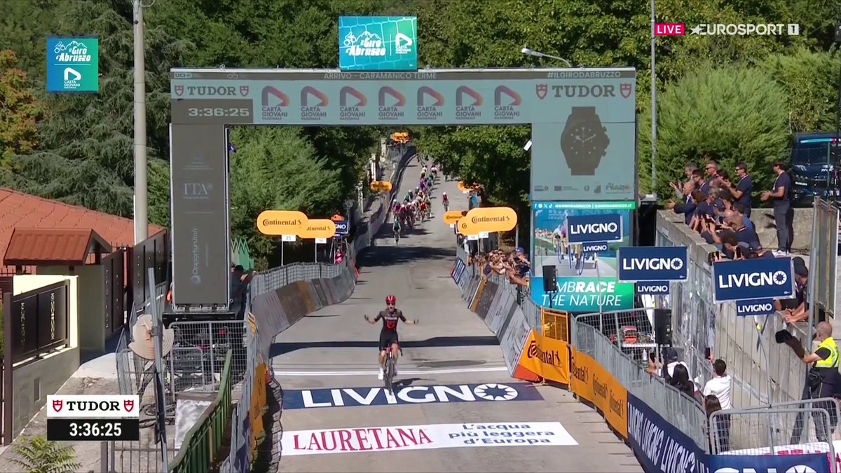 JASCH y aparezco al lado de la meta ✨ El corredor del Tudor ataca en el último kilómetro para llevarse la victoria en la 2ª etapa de #IlGirodAbruzzo, con Fancellu manteniéndose líder #LaCasadelCiclismo