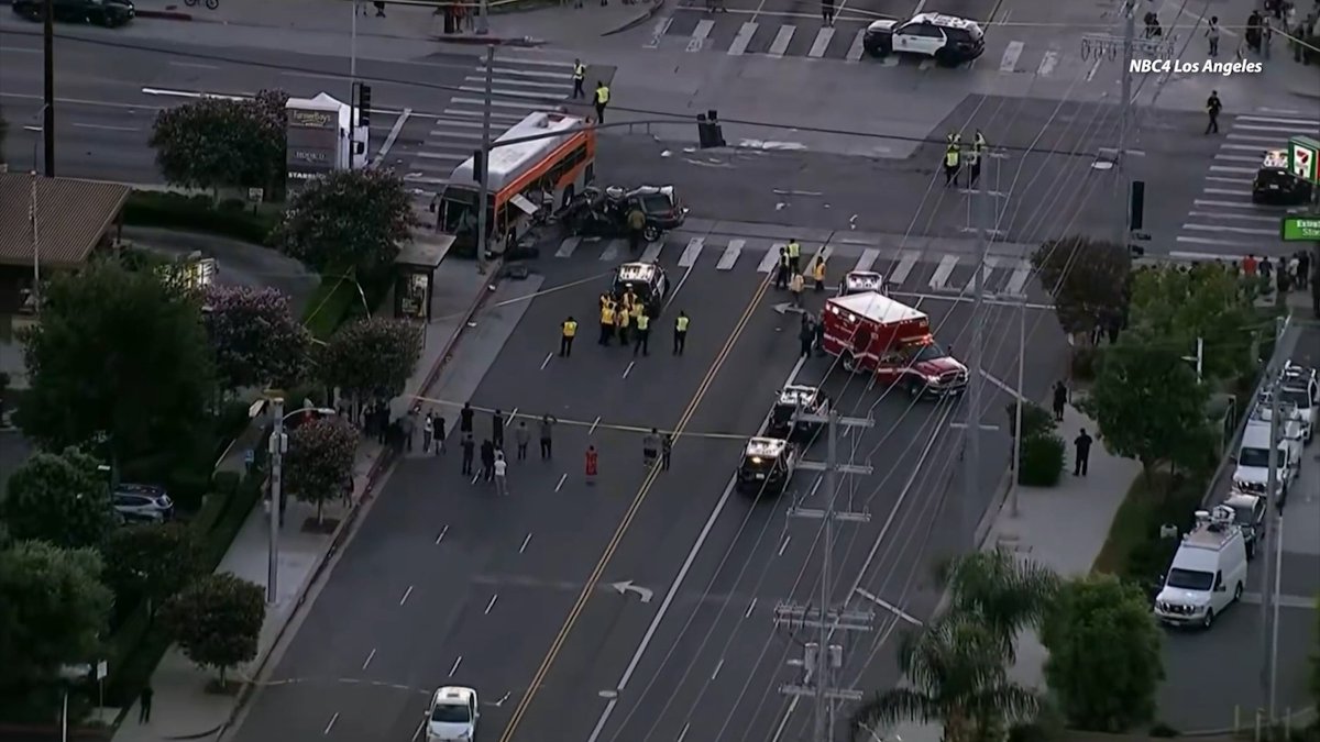 💔 A Los Angeles news helicopter went down in a fiery crash Tuesday evening, leaving three people dead. 🎥: NBC 4 Los Angeles