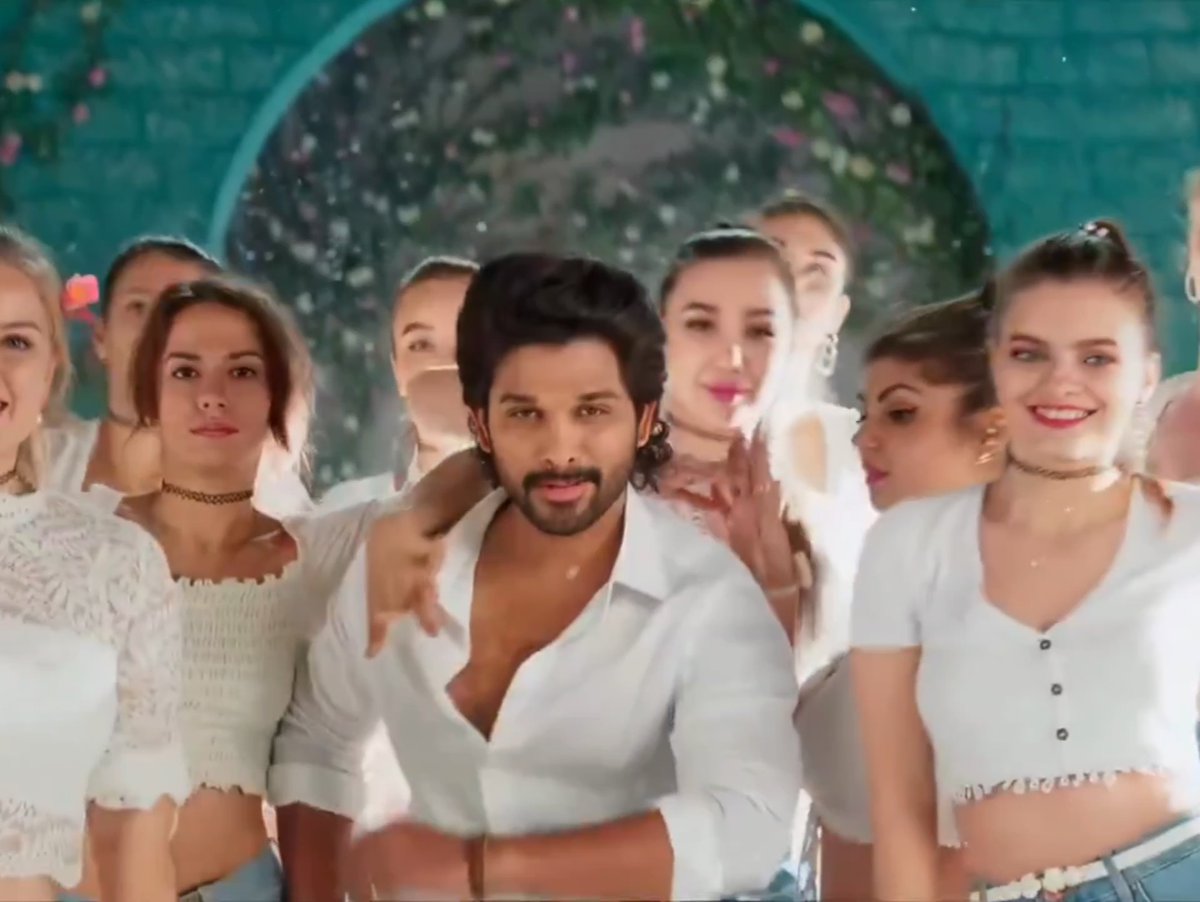 The Love Keeps Growing 🤩🎶 The Evergreen #ButtaBomma from #AlaVaikunthapurramuloo has Surpassed a phenomenal 𝟗𝟓𝟎𝐌+ 𝐕𝐈𝐄𝐖𝐒 on YouTube, with 𝟓.𝟕𝐌+ 𝐋𝐈𝐊𝐄𝐒 ✨ ▶️ Allu Arjun Pooja Hegde thaman S Armaan Malik