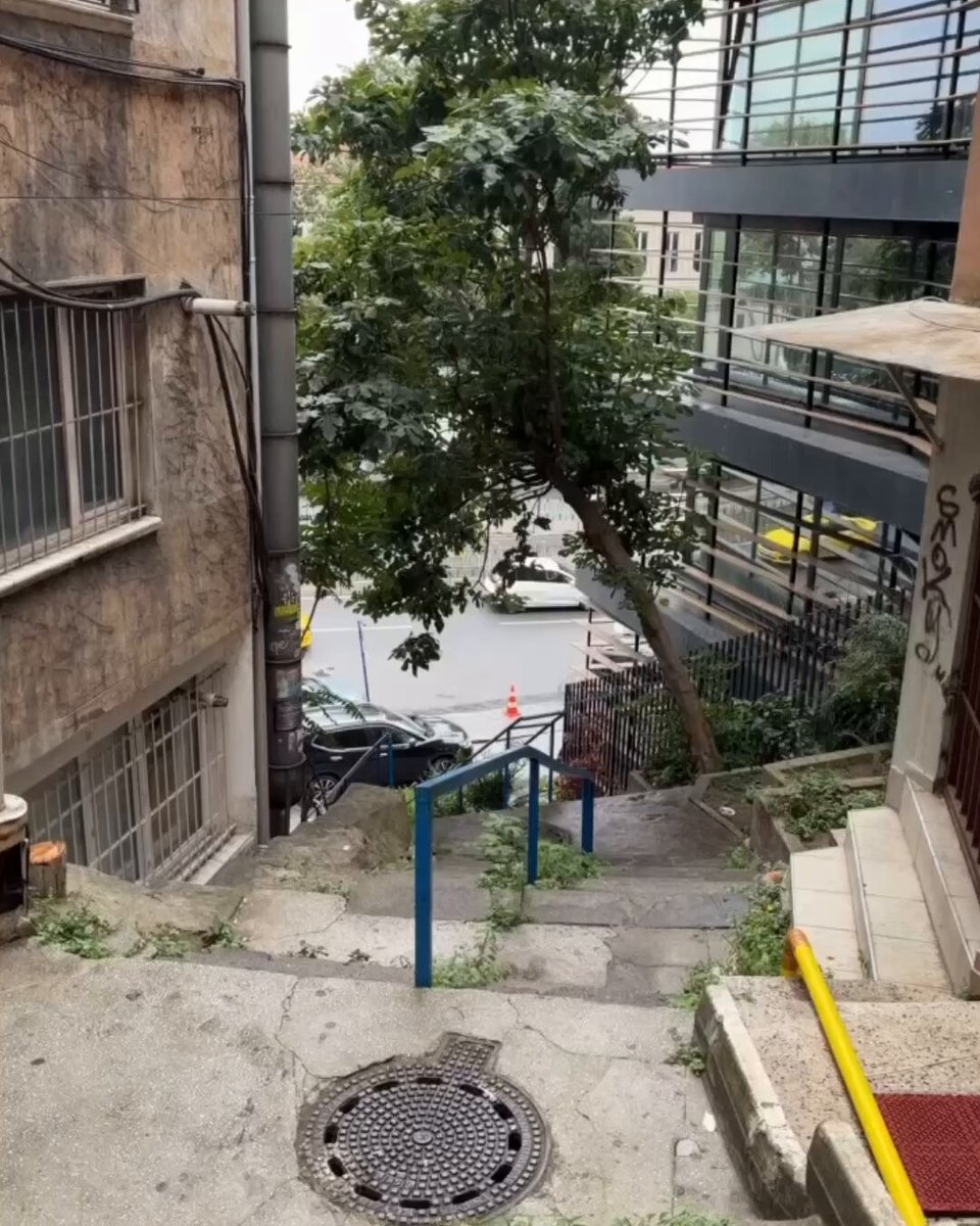 İstanbul'da bir kişi, 'Ağlanacak Köşeler' serisi başlattı.