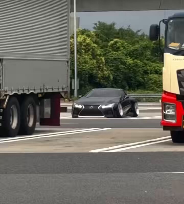 Podoba mi się ten 🇯🇵 Lexus…