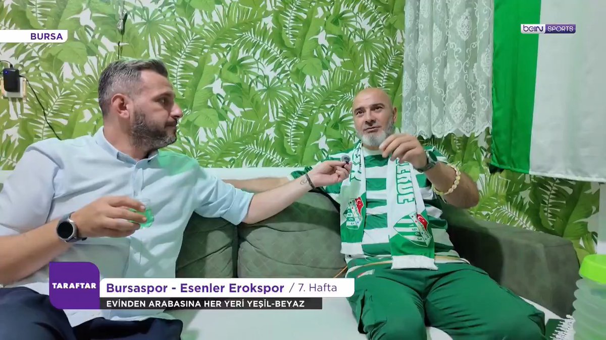 💬 "Her şeyimi yeşil-beyaz alırım." 🔙 "Kızımın düğünü oldu kendime yeşil-beyaz takım elbise diktirdim." 🐊 "Bursaspor benim yaşam tarzım." 🟢⚪ Alper Berber, Bursaspor sevdasını evinden arabasına her yere yansıtan taraftara mikrofon uzattı! #Taraftar