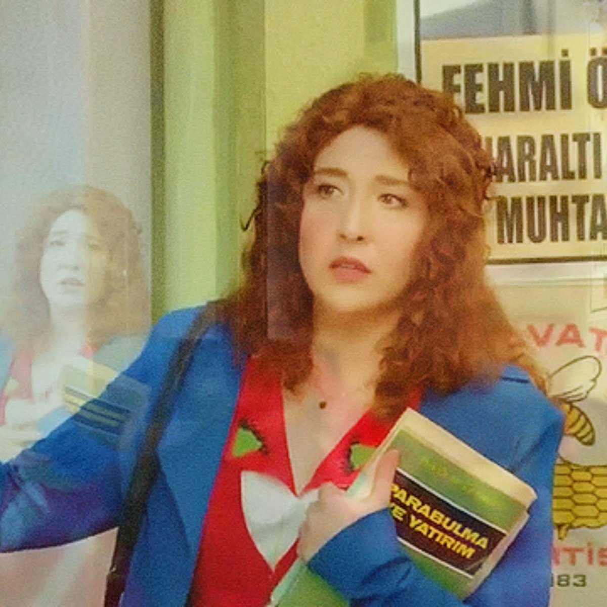 Nazlı Ergun'a yetişseydi, beraber gitmiş olsalardı bir düşünün; herkes onları aramış beraber gittikleri anlaşılmış öfke ve kırgınlık ile üstü örtülmüş eski bir eşya gibi herkes kendi hayatına dönmüş olsaydı. 2 yıl sonra mahalleye kızları ile dönen gizemli bir çift taşınsaydı..