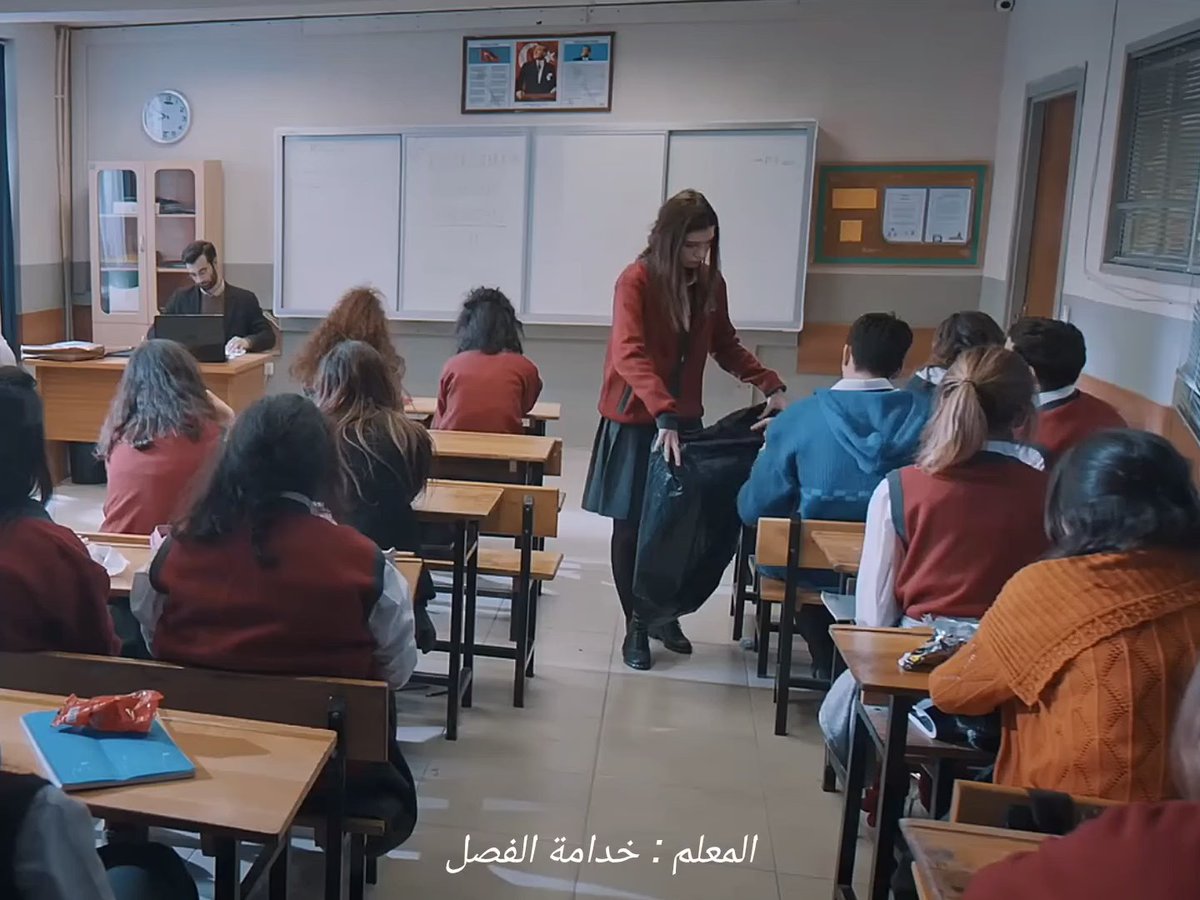 فيديو ايقوني بشكل اقسم بالله بنجن من الضحك😭😭😭😭😭😭 وفانزها بيقول على جيمري خدامه اخخخخ الله يسعدهم يضحكوني