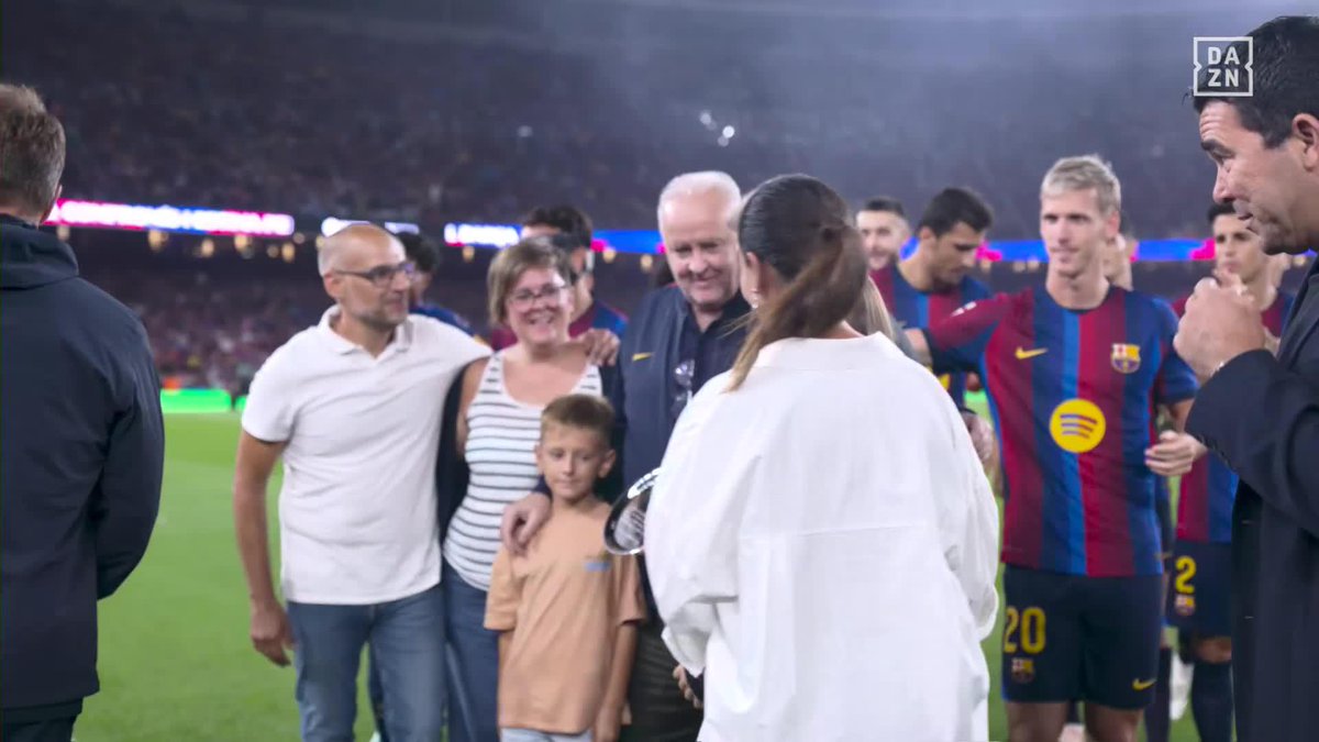 Homenaje con honores a una LEYENDA del FC Barcelona 🎩👏 El reconocimiento del club y todo el Camp Nou a Carles Naval, que cumple 40 años como delegado del club #LALIGAenDAZN ⚽