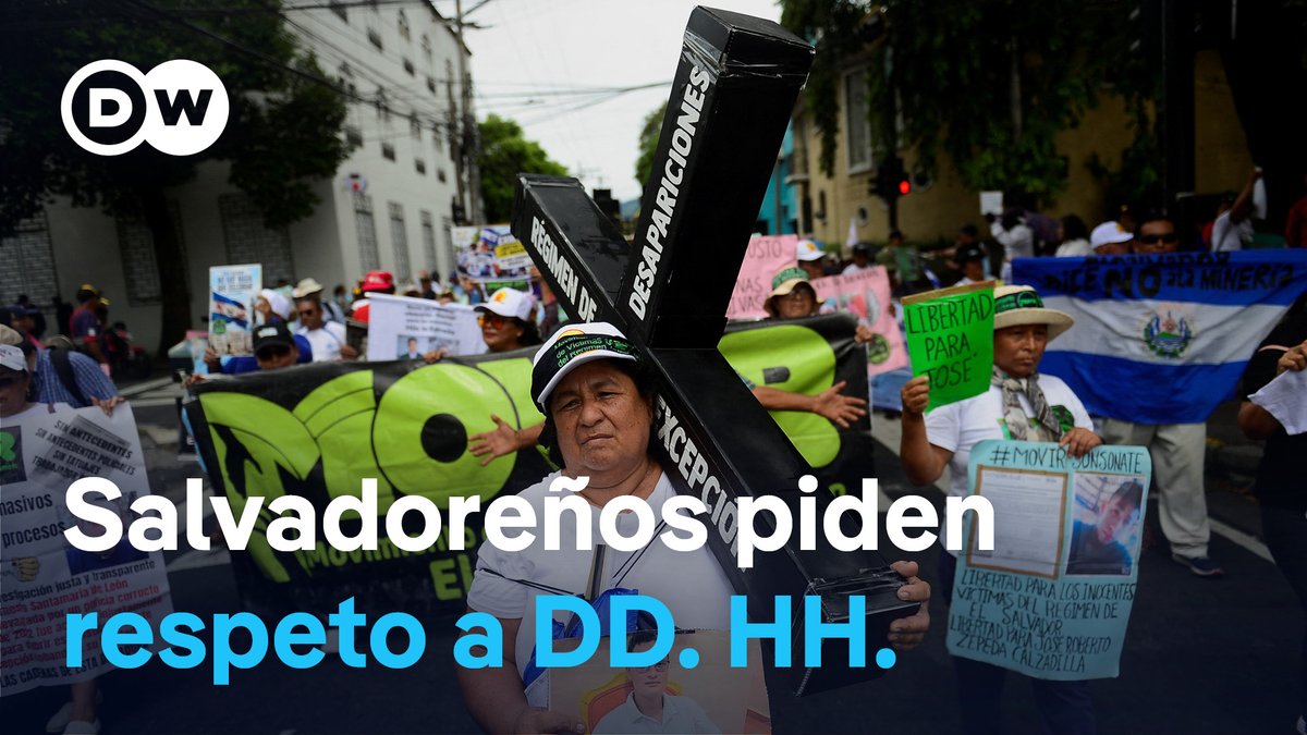 Cientos de salvadoreños denuncian pérdida de derechos bajo el gobierno de Bukele Cientos de salvadoreños protestaron este martes por las principales calles de San Salvador para exigir el respeto a los derechos humanos en el país y acusaron al Ejecutivo de Nayib Bukele de perpetrar supuestos atropellos en medio de un régimen de excepción vigente desde marzo de 2022. Según la organización humanitaria Socorro Jurídico, al menos 30.000 detenidos son inocentes y más de medio millar han fallecido bajo custodia estatal.
