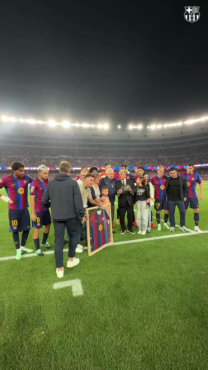 Before kick-off, Carlos Naval received a heartfelt tribute to mark his 40 years as the first team’s delegate ❤️