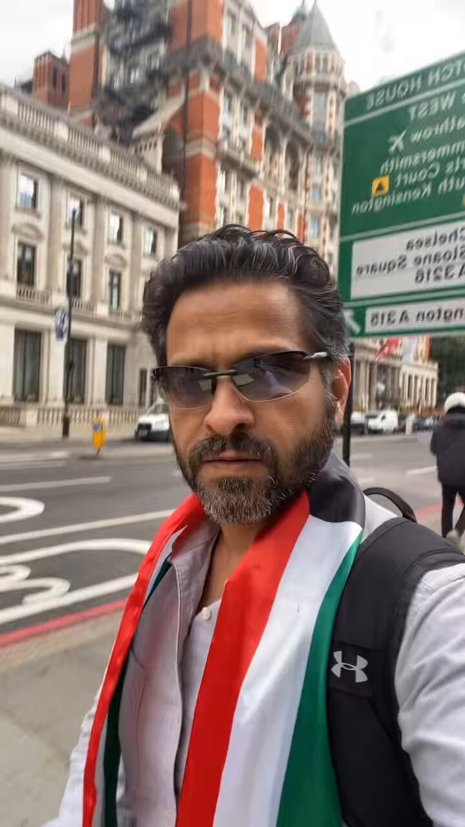 تحيا الكويت عاش الأمير عاشت الدول الخليج العربي اليوم 16/9/26 من أمام السفارة الكويتية في #لندن 🇰🇼🇬🇧 حييت العلم الكويت ورددت النشيد الوطني الكويتي ما اسولف وايد في X ولا ادعي البطولات لكن أحب اواجه اللي في راسة شي يقولة بوجهي