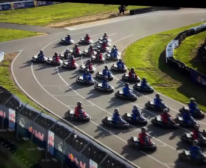 Max Verstappen’s race start was insane 😳 He overtook 24 karts before T1, 64 in the opening lap. The race was supposed to last 30 laps, but Max won it in just 14 🐐