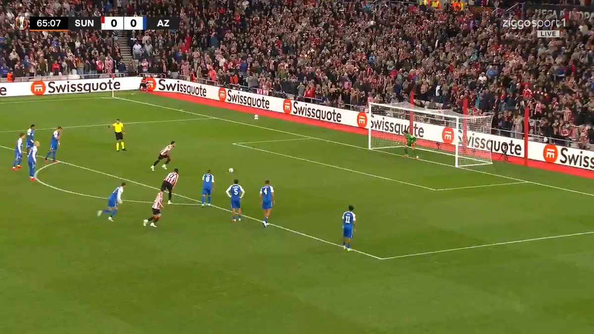 Weslley Patati in de fout, Sunderland mag aanleggen vanaf 11 meter.. 😕 #ZiggoSport #UEL #SUNAZ