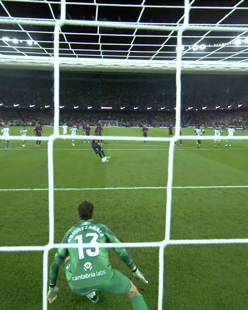 ¡Agirrezabala adivina el penalti a Lamine! 🧤 LALIGAHighlights | BarçaRacing