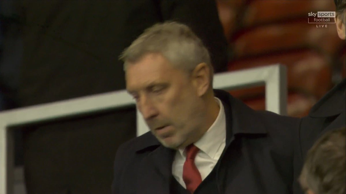 "Michael Carrick is going to have questions to ask, Zirkzee came on and couldn't pass a ball to his own team" 🔴 "Brighton look better coached" 🔵 Jamie Redknapp and Ashley Young have their say after a remarkable evening at Old Trafford 😳