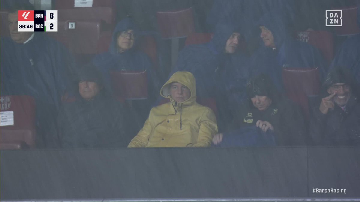 Madre mía la tormenta que está cayendo en Barcelona ☔ Joan Laporta se protege con su chubasquero amarillo 😅 #LALIGAenDAZN ⚽