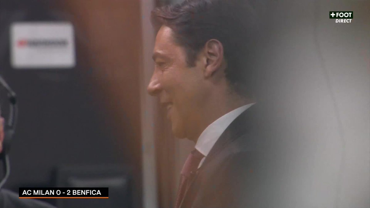 Le MAGNIFIQUE HOMMAGE de San Siro pour Rui Costa 🇵🇹 de passage ce mercredi. 🤩❤️🖤 🎥 CANAL+ Foot