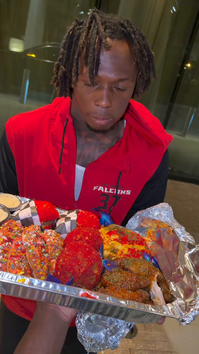 𝗧𝗥𝗘𝗡𝗗𝗜𝗡𝗚: Former Falcons CB Cobee Bryant stopped by the viral Chef Junior and ordered a Hot Cheeto burger, Hot Cheeto balls, loaded fries, lemon pepper chicken wings, and Fruity Pebble waffles. The free agent was feasting out in Florida 👀