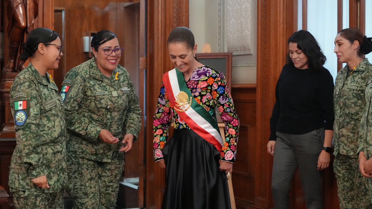La noche del 216 Aniversario del Grito de Independencia, la presidenta Claudia Sheinbaum Pardo portó un vestido bordado por artesanas muxes del Istmo de Tehuantepec, Oaxaca. Resalta hermosos motivos florales que transmiten la memoria y la riqueza textil.