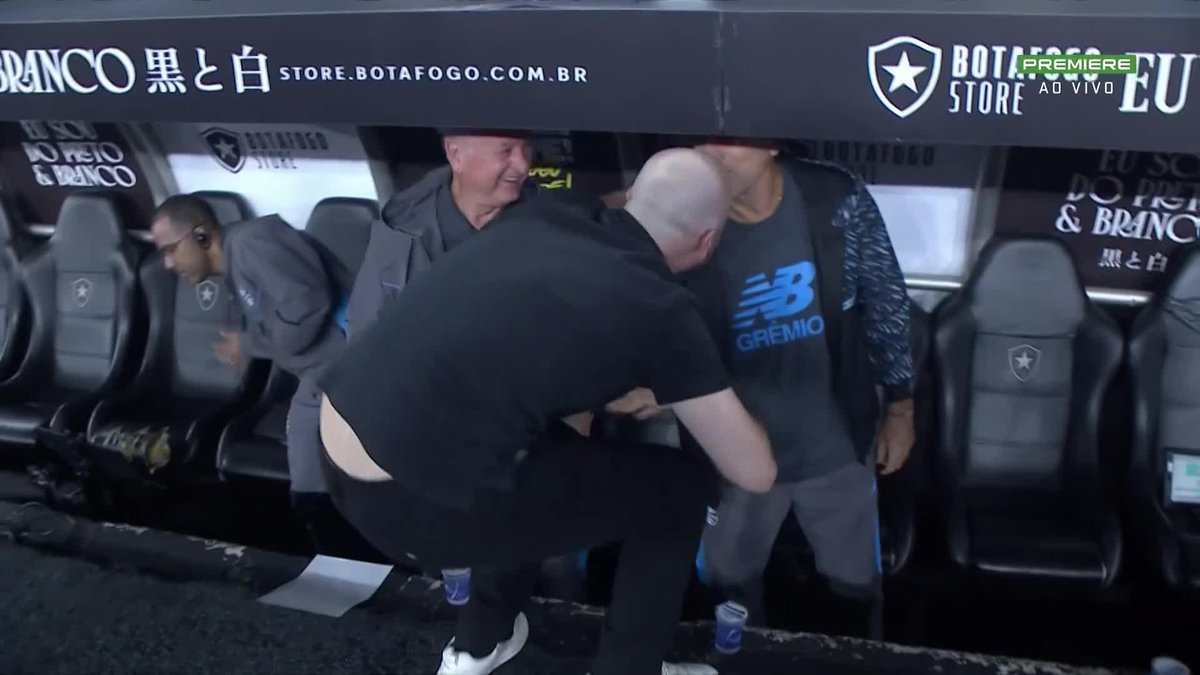 Felipão e Renato Gaúcho comandando juntos o Grêmio no jogo contra o Botafogo. 🎥 Premiere | ge