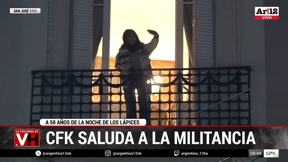 [AHORA] A 50 años de 'La Noche de los Lápices', Cristina Fernández de Kirchner salió a saludar a la militancia que fue a San José 1111 a pedir por su libertad. Sumate al vivo👉