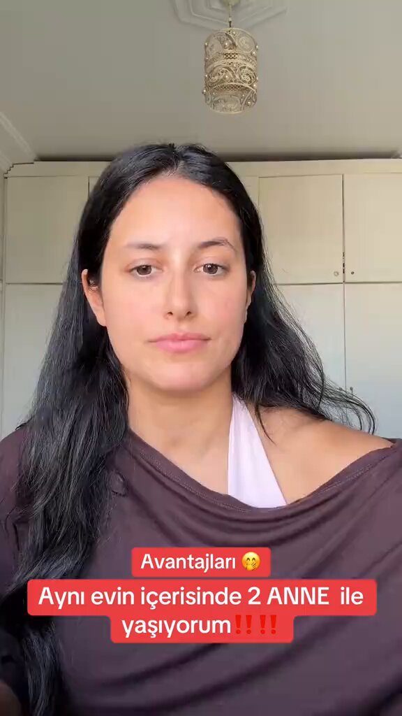 “İki annemle aynı evde yaşıyorum” diyerek annesi ve annesinin kumasıyla yaşamanın avantajlarından bahseden kadın: • Aynı evin içerisinde iki anneyle yaşıyorum. Bu anneanne veya babaanne değil arkadaşlar, benim iki tane annem var. • Şimdi iki annenin olmasının iyi yanı, kötü yanı, avantajları ve birazcık dezavantajlarından konuşalım. • En güzel avantajlarından biri, ben prenses gibi büyüdüm. Herkes evinde prenses gibi büyümüştür ama ben "double prenses" olarak büyüdüm. • ⁠Çünkü bana hiçbir iş kalmıyordu, evi otel gibi kullanıyordum. Eve geldiğimde yatak odam tertemiz oluyordu, ne bileyim temizlikle ilgili hiçbir şey yapmıyordum. • ⁠Çünkü annemler ev hanımı olduğu için her şeyi onlar yapıyordu. Eve geldiğimde yemeğim hazırdı, hemen önüme gelirdi; sonra yemek önümden kalkardı. Mükemmeldi yani. • Benim canım bir şey çektiğinde biri yapmıyorsa diğeri yapıyordu. Yani biri yorgunsa diğeri yorgun olmuyordu zaten. • ⁠Bu ne kadar iyi, tartışılır ama tembellere göre mükemmel bir şey. • ⁠Diyelim istediğim bir şey var ve sordum; ikisinden genelde biri izin verirdi, diğeri vermezdi. • ⁠İzin verene, yani babama gidip "Annem izin verdi" diyordum, konu kapanıyordu. İlla biri izin veriyordu çünkü benim her zaman dediğim oldu. • Üçüncü en iyi olay, evde illa bir anne oluyor. Yani diyelim birinci annem bir yere gidecek, genelde gidince evde bir sefalet yaşanır ya; ev kirlidir, yemek yoktur, evde anne yoktur. • ⁠Ama bizde illa bir anne olur. O yüzden iki annenin aynı anda gittiği çok nadir görülür. Bu bir kural değildi ama kimse evini terk etmek istemezdi. • ⁠Biri gidiyordu, mesela bir ay kalıyordu; istediği kadar da kalabilir çünkü zaten evde bir anne daha var. • ⁠Araları çok iyi olduğu için ikisiyle de mükemmel bir durum. Her şeyi geç, anne olayı zaten mükemmel bir şey olduğu için bende iki tane var. Düşünün, double anne! • ⁠Bu çok nadirdir. Üvey anneler genelde sevilmez, insanlar buna çok şey söylüyor. "Sen nasıl seviniyorsun?" diyorlar. Ben seviyorum! Ben “İkisi de ölürse aynı şekilde üzülürüm. Birini birinden ayırt edemem” diyorum. • ⁠Bakın gerçekten birini birinden ayırt edemem. Ben ikisini de çok seviyorum. • ⁠ Yani ben kendimi bildim bileli hep hayatımda iki kadın vardı.