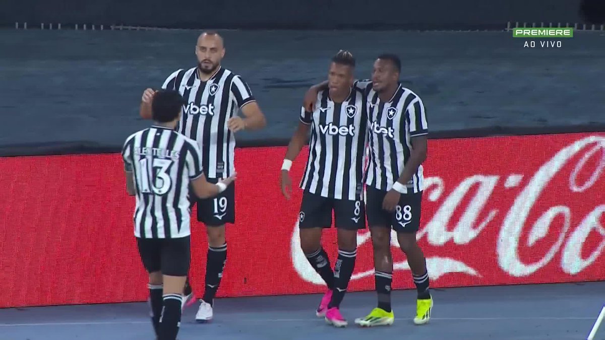 Que golaço do Botafogo! Danilo começa a jogada com uma caneta no meio do campo e aparece na área para finalizar! Gol abre o placar diante do Grêmio!