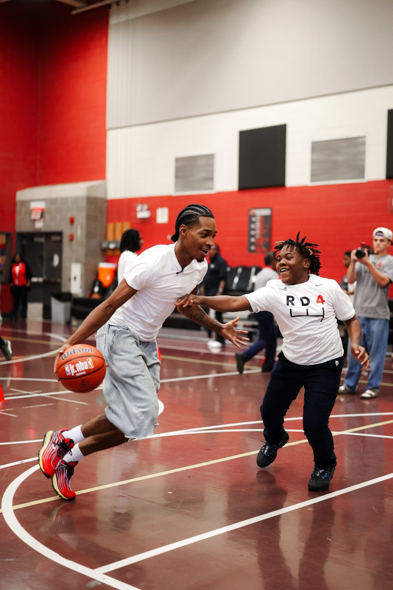 Imagine guarding Rob Dillingham at the school gym 🤯 Robert Dillingham pulled up to Ellington Elementary School in Chicago’s Austin neighborhood for a back-to-school clinic! Some kids went home with fresh buckets 😅