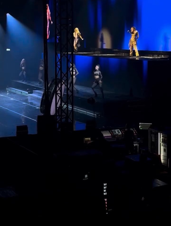 Nicole Scherzinger enfrentou um problema técnico durante a performance de “Buttons” no show da PCD Forever Tour, em Varsóvia, na Polônia. Devido ao imprevisto, Nicole só conseguiu subir ao palco durante a segunda parte da música.