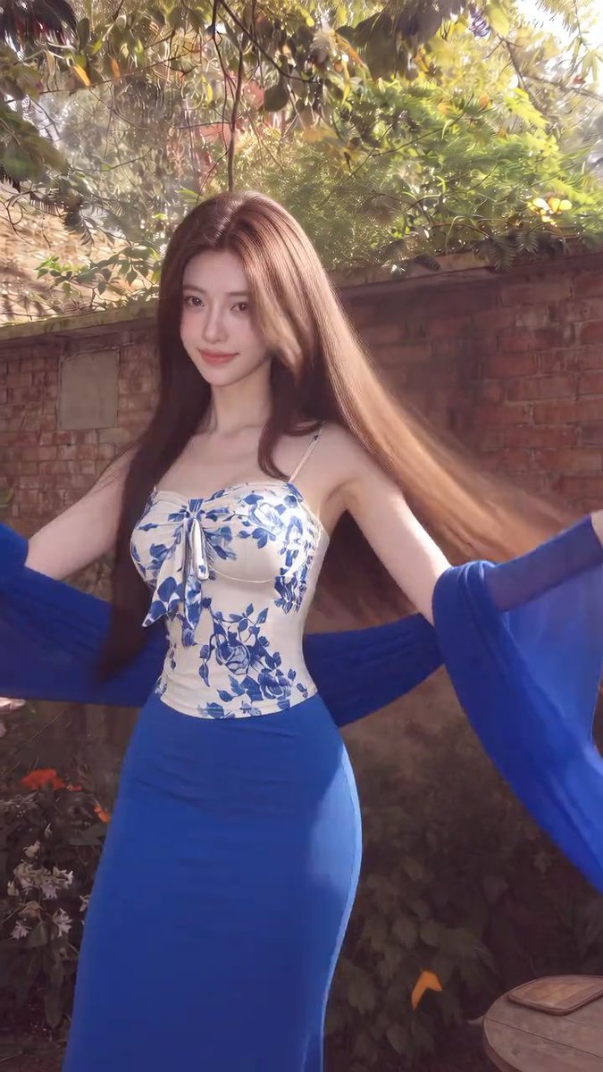 清晨,红墙映着青花瓷。💙🌸 一抹东方雅韵,一缕晨光温柔, 人在画中走,恍若梦回旧时光。✨