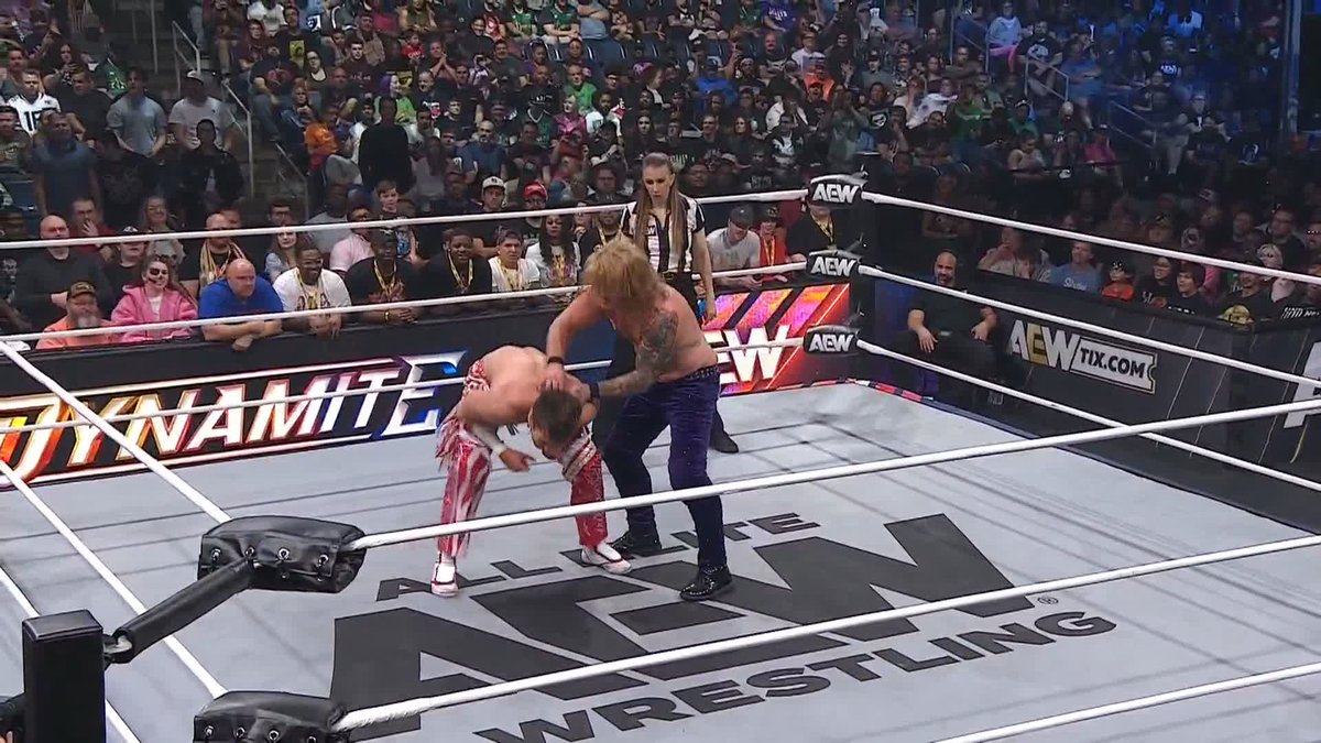 Jericho defeats Nick Wayne! Nick’s necklace came off and he was distracted by it #AEWDynamite