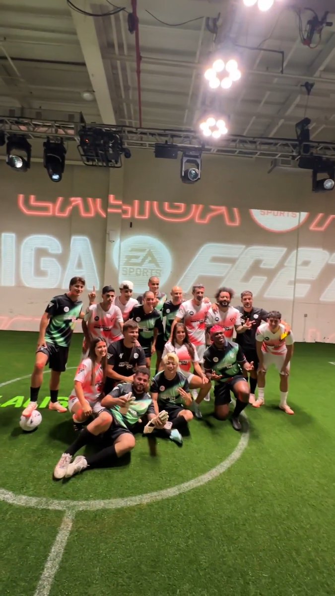 📸 ¡La foto de familia de #LALIGAEASPORTSFC27MATCHDAY! EA SPORTS FC ESPAÑA | EA SPORTS FC