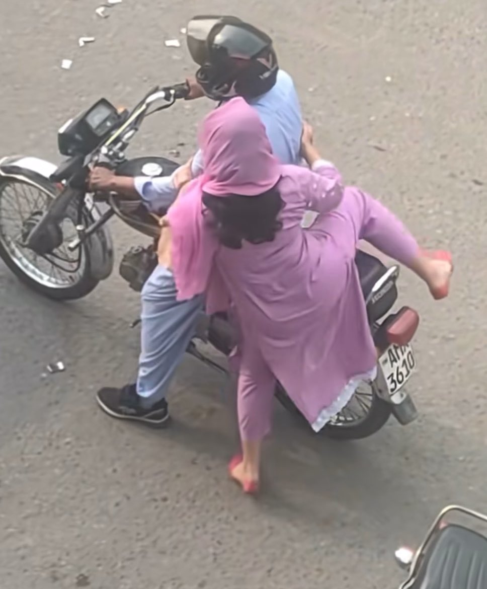 مجھے انتہائی افسوس اور دکھ کے ساتھ کہنا پڑ رہا ہے کہ میری یہ ویڈیو کسی نے چپکے سے بنا کر انٹرنیٹ پر وائرل کر دی۔ میں اپنے شوہر کے ساتھ مارکیٹ سے شاپنگ کرکے گھر جانے کے لیے بائیک پر بیٹھ رہی تھی کہ کسی شخص نے چھپ کر میری ویڈیو بنا لی اور اسے سوشل میڈیا پر پھیلا دیا۔ بغیر اجازت کسی کی ویڈیو بنانا اور اسے انٹرنیٹ پر وائرل کرنا انتہائی افسوسناک اور تکلیف دہ عمل ہے۔ مجھے اس بات کا بہت دکھ ہے کہ میری پرائیویسی کا خیال نہیں رکھا گیا۔