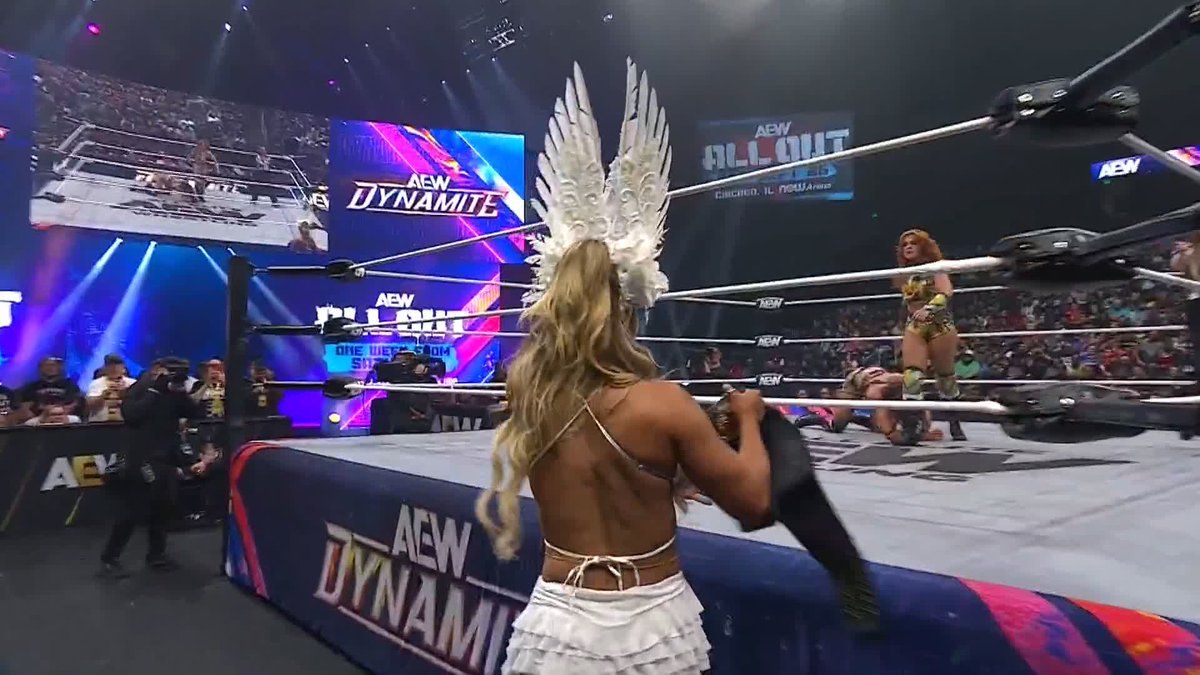 .@MeganBayne with the distraction, Lena Kross レナ・クロス with the pipe – and the jackhammer! Watch #AEWDynamite LIVE on TBS &amp; HBO Max