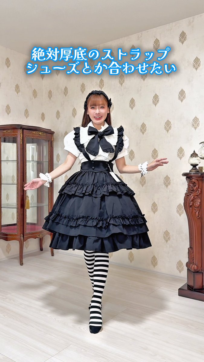 んーーー！！迷う！！何色がいいかな(>_<)！？ Epeticeさんで取り扱っている CATCOCOONさんのA Doll's Houseシリーズ(2026ver.)のご紹介でした🎀 初版では長袖だったブラウスが、パフスリーブの半袖になっていたり スカート丈がミニから膝丈になっていたり 頭ものが新登場していたり！ 嬉しいアップデートが散りばめられています♡ 個人的に嬉しかったのが、高めのスタンドカラーだったブラウスの襟が、大きな角襟になっていたこと！ 存在感抜群の大きな角襟は、どこか懐かしさも感じさせる懐古ロリィタ感があってズッキューンでした💘 襟も、フリルも、ウエストのダブルボタン や大きなリボンクリップも 躊躇がなくてよき🎀 絵に描いた可愛いお洋服をそのまま具現化しました！みたいなパワーがあって、お袖を通すとテンションが上がります⤴️✨ 気になった方はエペティスさんのオンラインストアをチェックしてみてね🎶 #PR