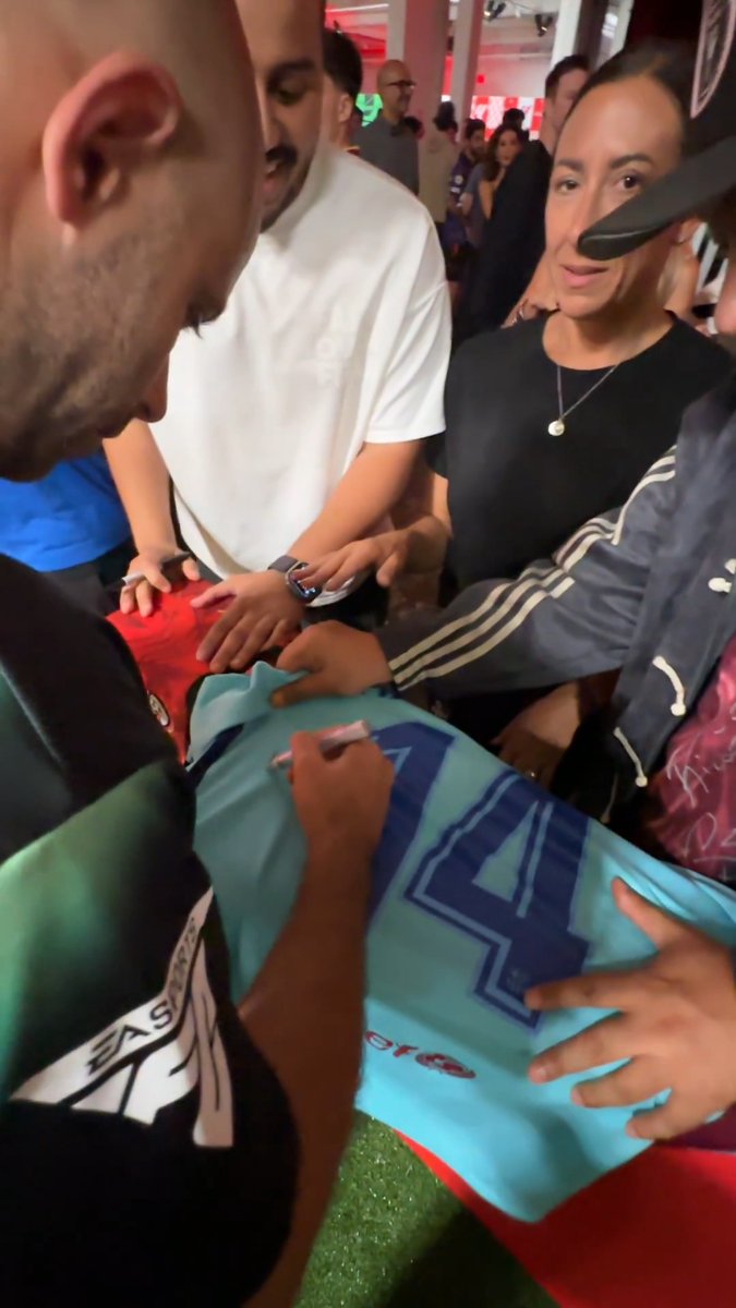 😍✍ Los fans ADORAN a Javier Mascherano. #LALIGAEASPORTSFC27MATCHDAY | EA SPORTS FC ESPAÑA