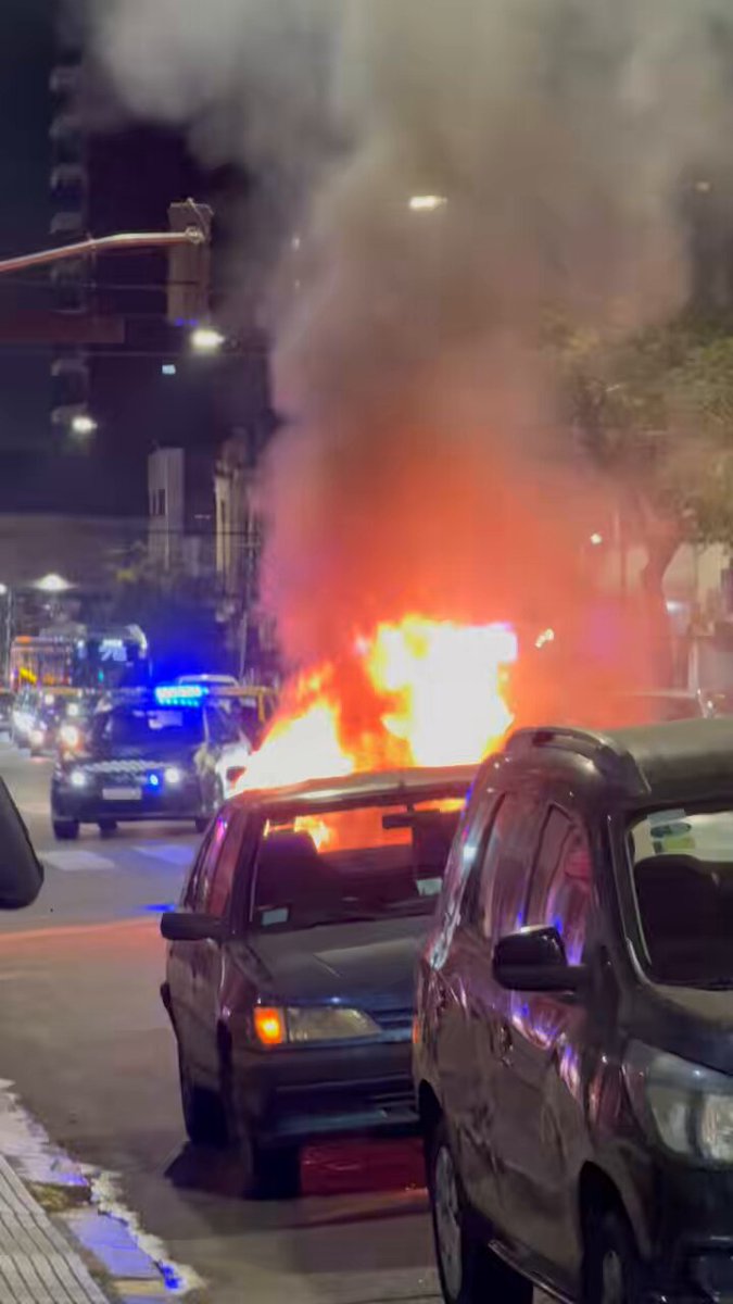 tan de rockstar que se prendio fuego un taxi a la salida del movistar !!!!