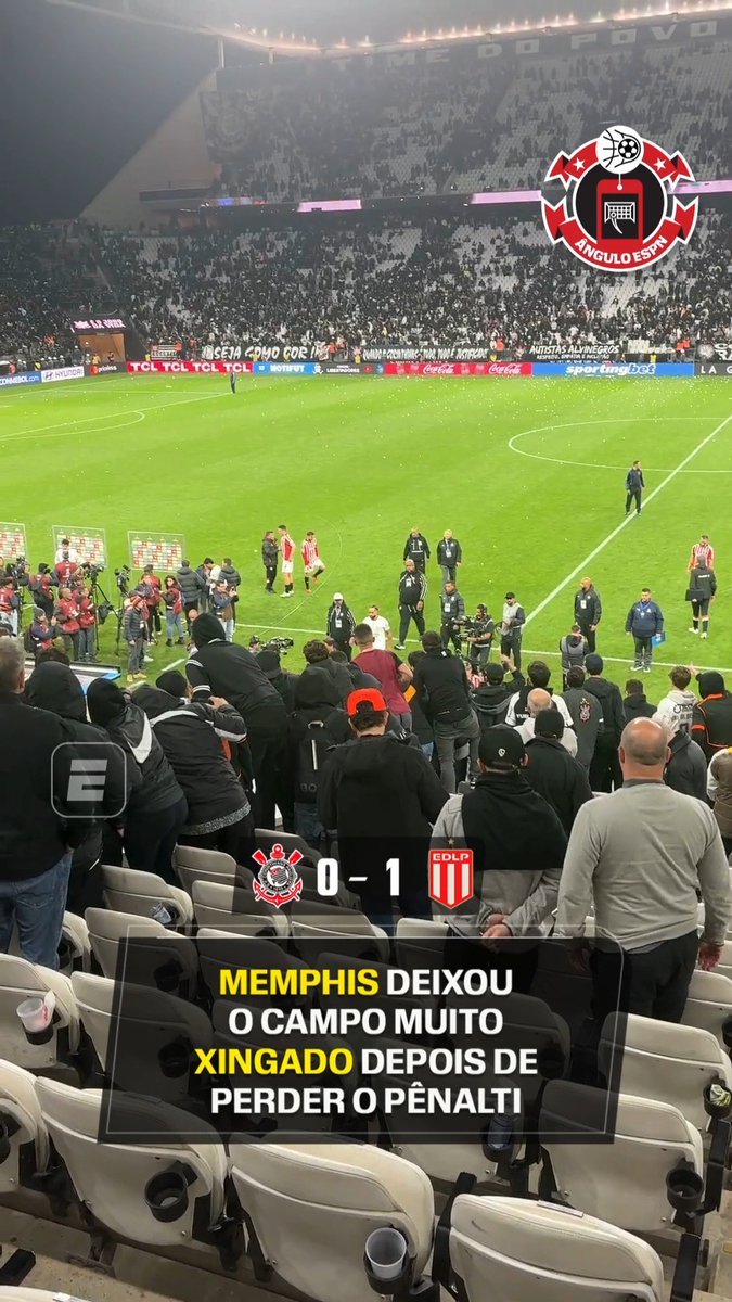 Muitos xingamentos da torcida do Corinthians para Memphis Depay na Neo Química Arena. 🎥 ESPN Brasil