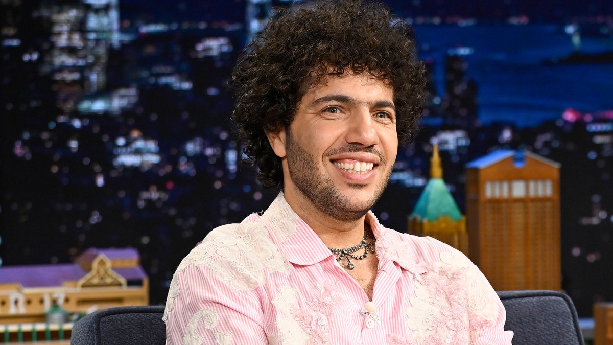 .benny blanco and Selena Gomez froze their wedding cake and plan to eat it on their one-year wedding anniversary! #FallonTonight