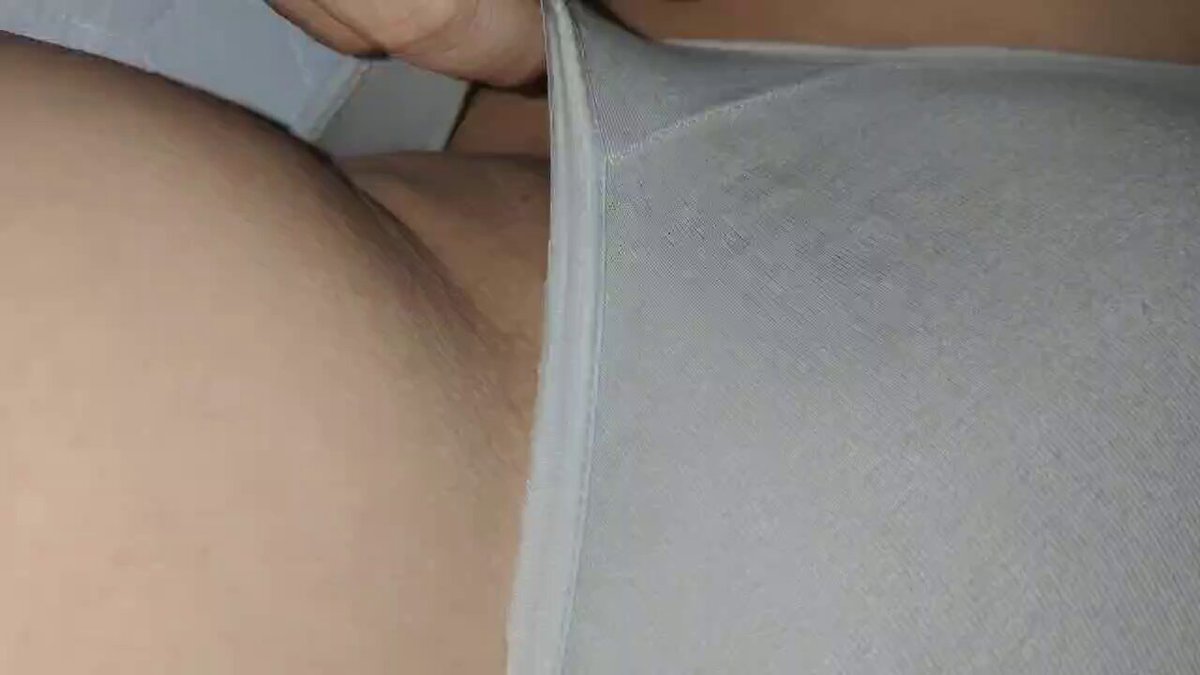 激动的心，颤抖的手 趁半夜妈妈熟睡，掀开内裤摸出生地