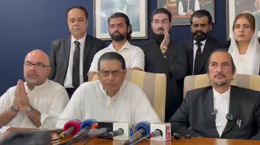 🚨پہلے اشتیاق احمد کو شہید کیا گیا اور گزشتہ روز اعجاز ستی کے گھر پر یلغار کرکے اعجاز ستی کو افراتفری میں اٹھایا گیا جس سے ان کو دل کو دورہ پڑا اور وہ شہید ہوگئے ، بدترین ظلم کی مثالیں قائم کی جارہی ہیں، بیرسٹر سلمان اکرم راجہ