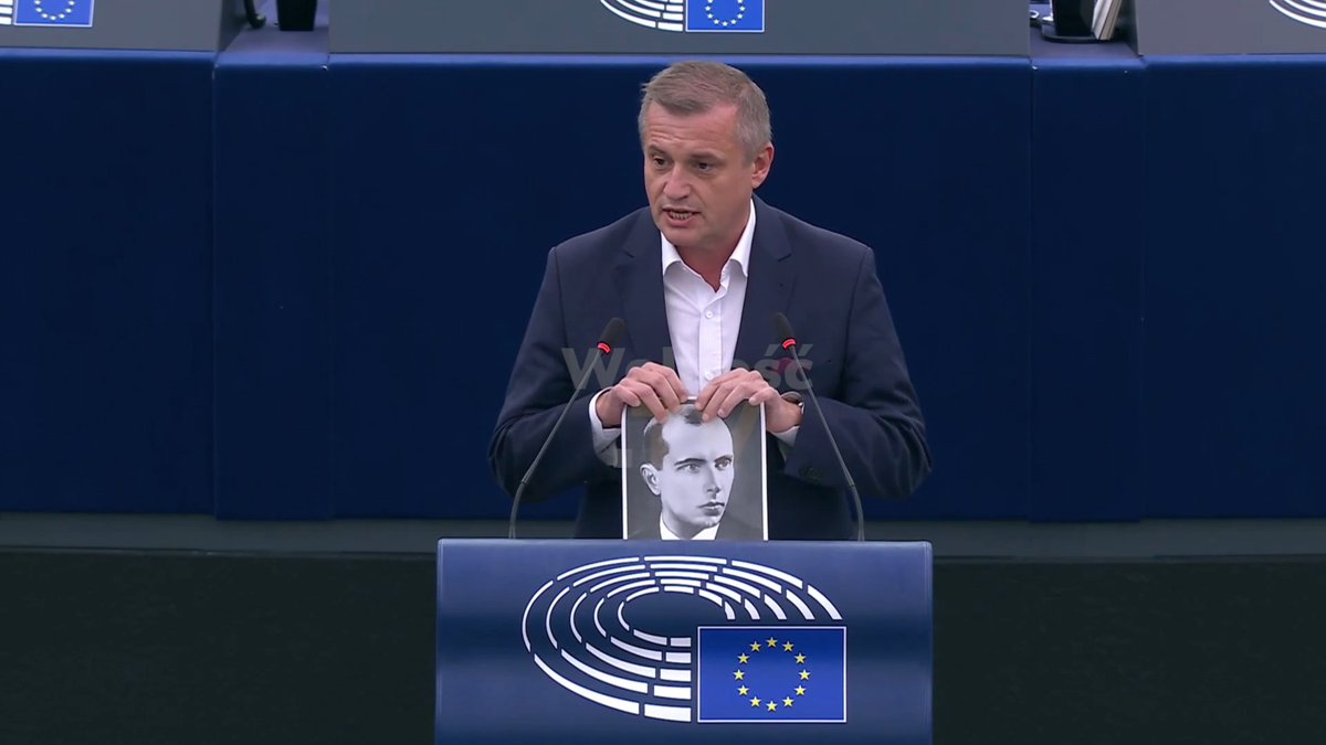 ‼️Sypniewski PODARŁ zdjęcie Bandery i Szuchewycza w Parlamencie Europejskim‼️ "Ukraina ma za swoich bohaterów Banderę i Szuchewycza - ludzi odpowiadających za masowe czystki etniczne na Polakach. Jak możemy pomagać państwu, które buduje swoją tożsamość na kulcie zbrodniarzy? Nie powinniśmy dawać ani jednego centa, dopóki Ukraina będzie uznawać za swoich bohaterów zbrodniarzy pokroju Bandery i Szuchewycza." Marcin Sypniewski Konfederacja