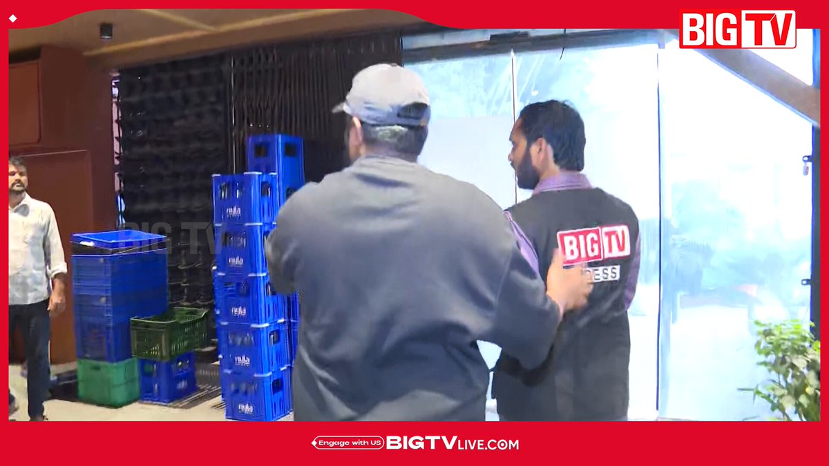 అనుమతులపై ప్రశ్నించిన బిగ్ టీవీ రిపోర్టర్‌పై దాడి జూబ్లీహిల్స్ రోడ్ నంబర్ 5, మెట్రో పిల్లర్ 1552 వద్ద ఉన్న ఒక రెస్టారెంట్‌కు తగిన అనుమతులు ఉన్నాయా లేదా అని ప్రశ్నించినందుకు బిగ్ టీవీ రిపోర్టర్‌పై సదరు రెస్టారెంట్ యజమాన్యం దాడికి పాల్పడ్డారు. #Bigtv #attack