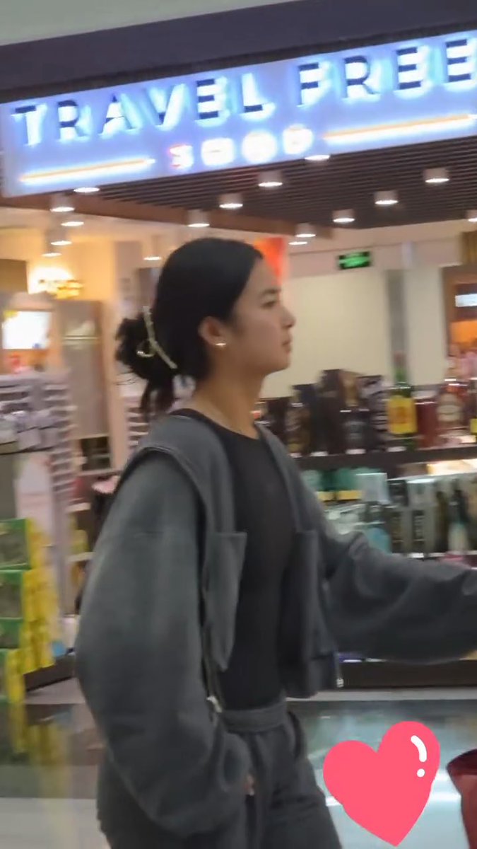 Alex Eala spotted at NAIA today! Eala on her way to Singapore for the Singapore Open. A fan clip from /sh019”