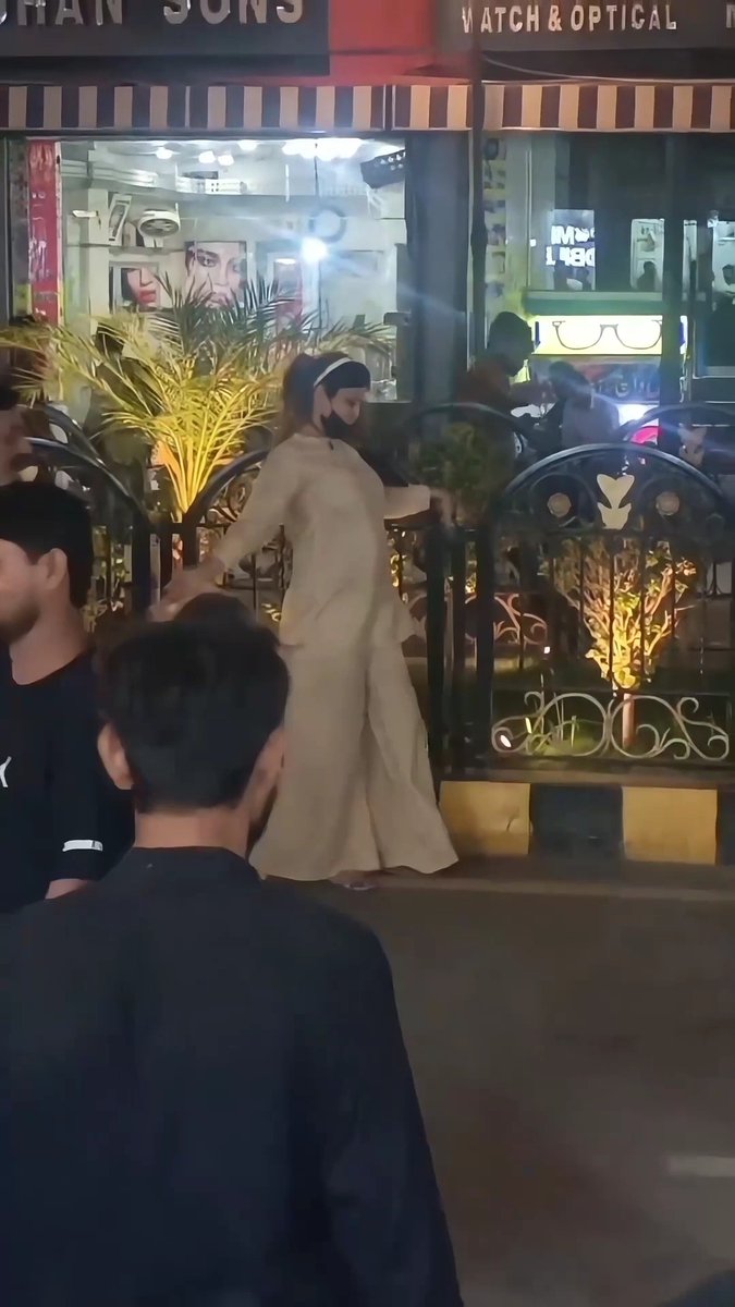 آج کل ٹک ٹاکر لڑکیوں سے جتنا ہو سکے دور رہو… 😂