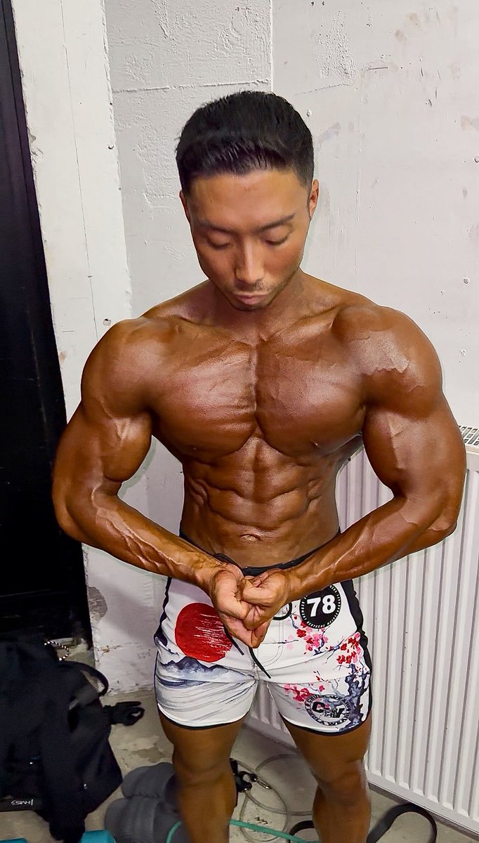 大会当日の体重は67.3kg 今回は溢れるのを覚悟で、筋肉の張りを最優先に最終調整を行いました。 コンディションの完成度はまだまだ。 次はさらに仕上げる🔥
