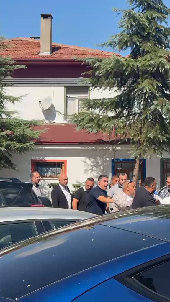 📌Roman Vatandaşlarımıza Küfür ve Hakaret Yeni Parti’nin finansörü, Edremit Belediye Başkanı müteahhit Mehmet Ertaş’ın Zabıta Müdürü Kürşad Serkan Saran’dan belediye binası önünde Roman vatandaşlara ağır hakaret ve küfür. Mehmet Ertaş