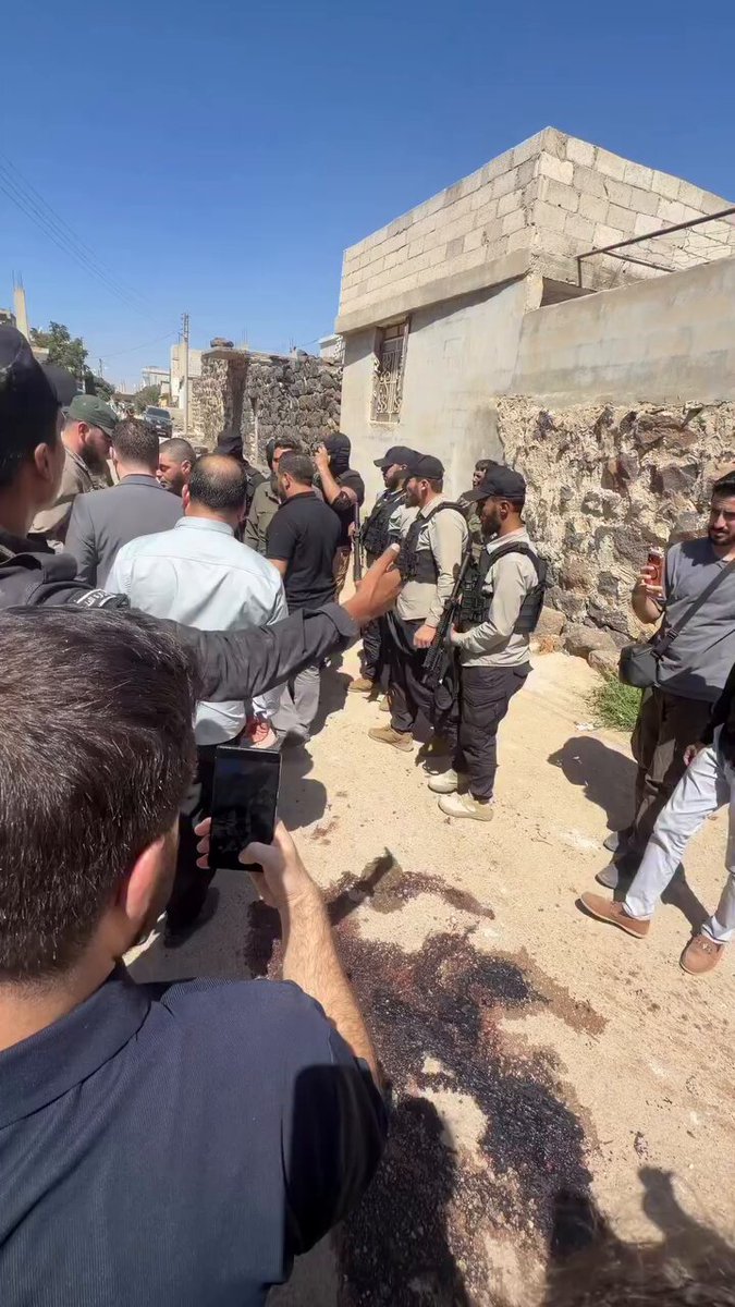 📍آخر التطورات في مدينة الصنمين : قائد قوى الأمن الداخلي بدرعا العميد حسام الطحان يزور موقع الاشتباك حيث استطاعت قوى الأمن الداخلي من السيطرة على الحي الغربي لمدينة الصنمين وهرب من تبقى من مجموعة تنظيم داعش الإرهابي للأراضي الزراعية خارج الأحياء السكنية وتجري ملاحقتهم ومحاصرتهم فيها وتم خلال العملية ضبط كافة الأسلحة والذخائر التي كانت في مقر المجموعة